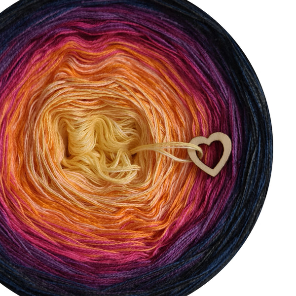 Mosaicake 3 ply vanilla, bouquet, fuchsia, thistle, midnight blue,
lemon, orange, hot pink, lupine, anthracite,
gold, mango, blackberry, purple, black