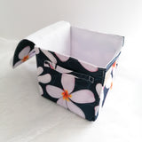 Cube, yarn holder, foldable and waterproof